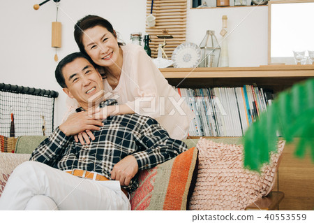 日本中間已婚夫婦擁抱著微笑 40553559