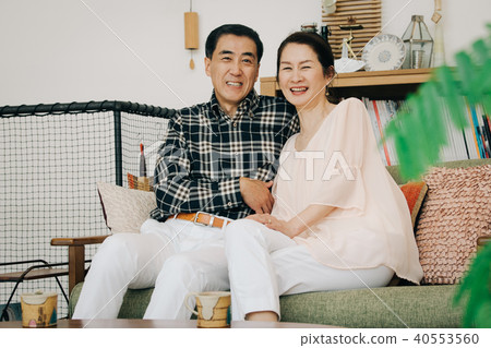 日本中間已婚夫婦擁抱著微笑 日本中間已婚夫婦擁抱著微笑 40553560
