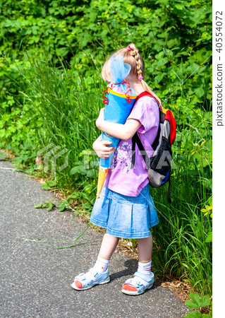 Little girl on her way to her first day of school 40554072