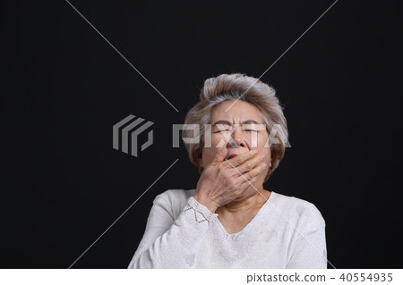 亞洲的面部表情，高級，中年，老人，祖母，特寫，打呵欠，無助，疲勞 40554935