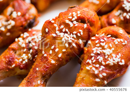 Roasted chicken drumsticks covered with sesame Roasted chicken drumsticks covered with sesame 40555676