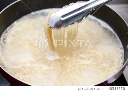 Boil pasta 40558350