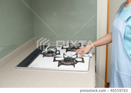 清洗廚房的婦女 清洗廚房的婦女 40559783