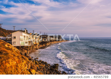 Oceanfront homes of Malibu beach in California 40565789