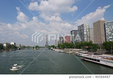 Eiffel Tower and Statue of Liberty 40568487