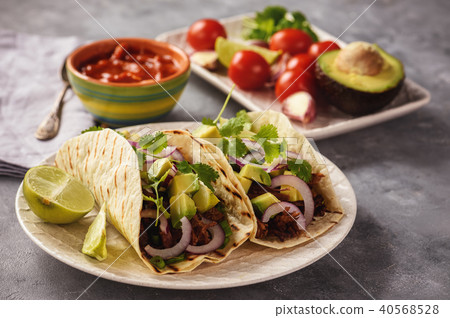 Pulled porc carnitas with avocado on tortilla. Pulled porc carnitas with avocado on tortilla. 40568528