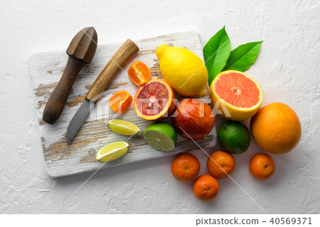 Mix of different citrus fruits closeup 40569371