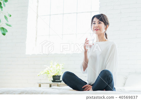 Young woman (mineral water) 40569837