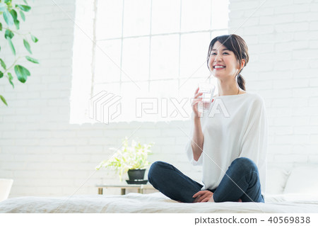 Young woman (mineral water) 40569838