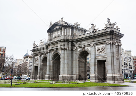 Alcala Gate on a rainy winter day 40570936