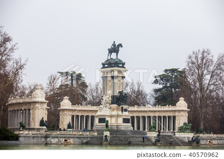 Monument to King Alfonso XII on a rainy winter day 40570962