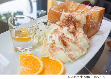honey french toast with whipping cream 40571809