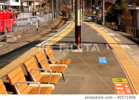 Platform (2) of Ome Line Okutama Station 40571956