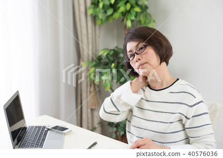 家庭主婦中間高級 40576036