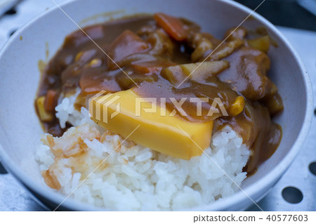 Camp curry rice with smoked cheese 40577603