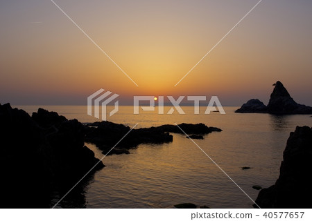 新潟県村上市の笹川流れの夕焼け 40577657