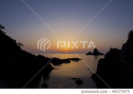 新潟県村上市の笹川流れの夕焼け 新潟県村上市の笹川流れの夕焼け 40577675