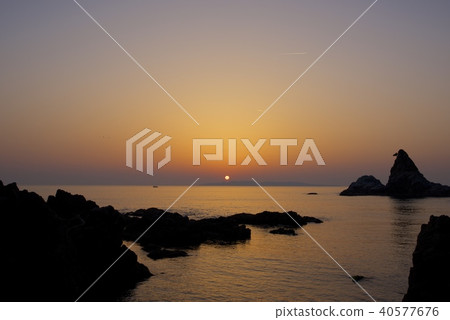新潟県村上市の笹川流れの夕焼け 新潟県村上市の笹川流れの夕焼け 40577676