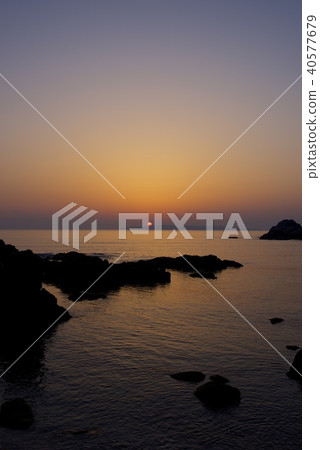 新潟県村上市の笹川流れの夕焼け 新潟県村上市の笹川流れの夕焼け 40577679
