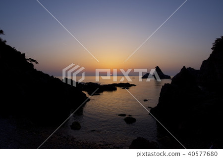 新潟県村上市の笹川流れの夕焼け 新潟県村上市の笹川流れの夕焼け 40577680