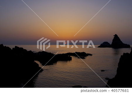新潟県村上市の笹川流れの夕焼け 新潟県村上市の笹川流れの夕焼け 40577681