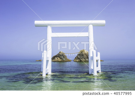 福岡縣五島市一個精美修復的白色鳥居與Futumigaura的武術 40577995