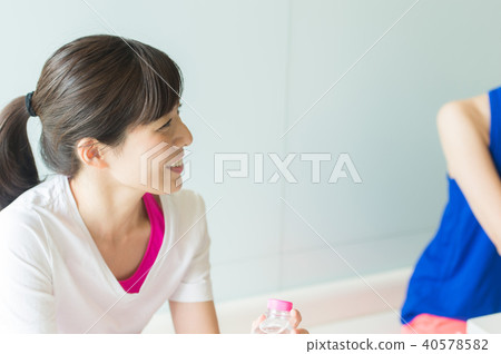 女性穿著運動服 女性穿著運動服 40578582