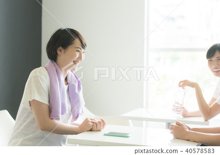 女性穿著運動服 40578583