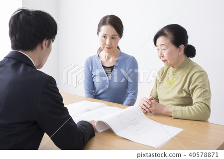 Salesman and elderly woman 40578871