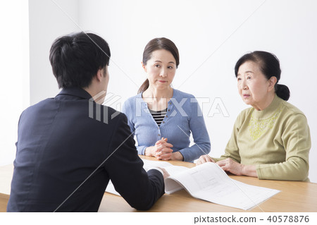 推銷員和老年婦女 推銷員和老年婦女 40578876
