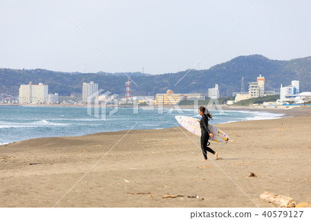 衝浪的婦女沿海kamogawa市 衝浪的婦女沿海kamogawa市 40579127