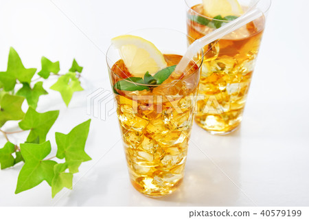 Ice tea with straw 40579199