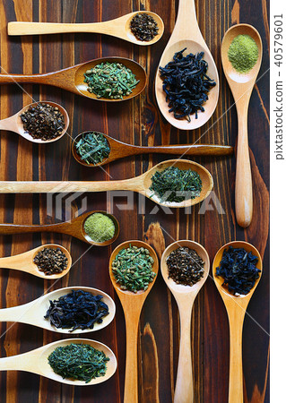 各種茶葉的集合各種茶葉在木製的勺子1 各種茶葉的集合各種茶葉在木製的勺子1 40579601