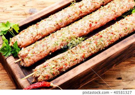 Kebab of lamb with herbs 40581327