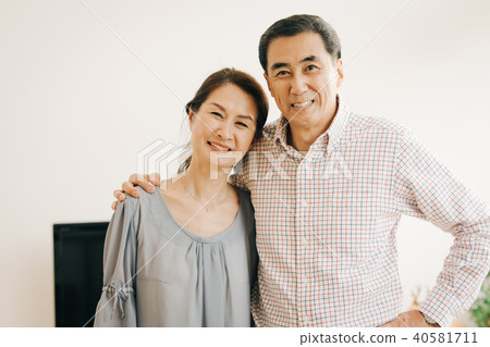日本夫婦中間擁抱著微笑 40581711