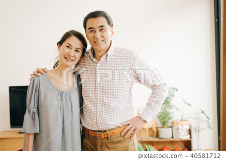 日本夫婦中間擁抱著微笑 日本夫婦中間擁抱著微笑 40581712