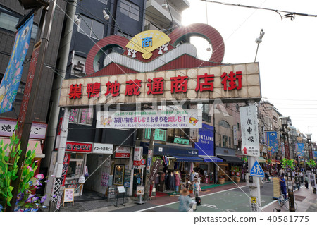 Tokyo cityscape in Japan Sugamo Jizo Dori Shopping Street (The entrance to Sugamo Jizo Dori Shopping Street) 40581775