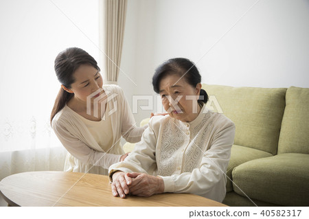 Ill senior woman Ill senior woman 40582317
