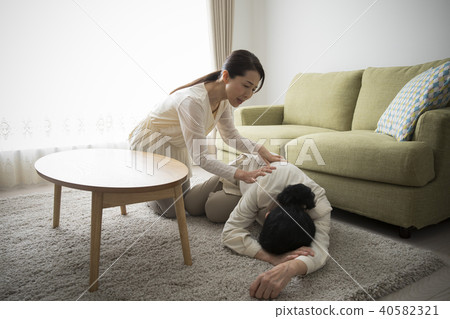 Ill senior woman 40582321