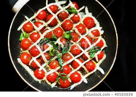 Cherry tomato,cheese thread on pan. 40583039