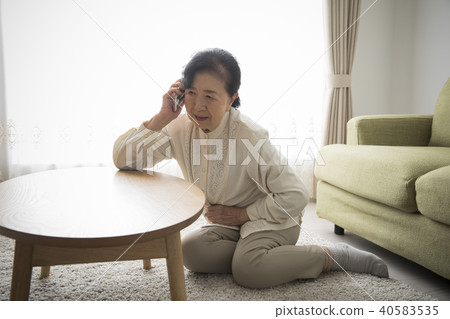 Ill senior woman Ill senior woman 40583535