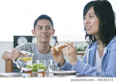 Couple meal 40583721