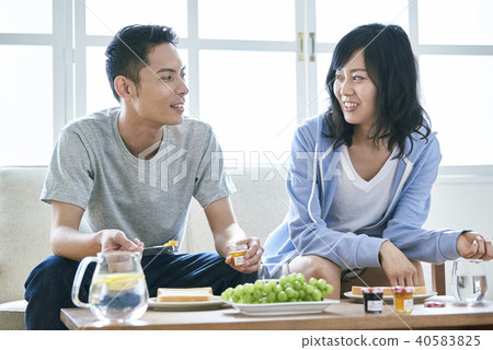 Couple meal 40583825