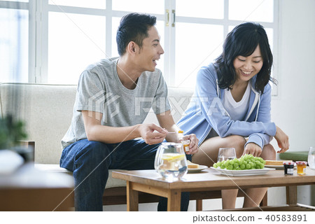 Couple meal 40583891