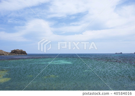 View from the sandy beach of two turtles in Sado City, Niigata Prefecture (Golden Week) 40584016