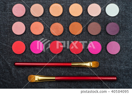 set of matt multicolored eye shadows with brushes set of matt multicolored eye shadows with brushes 40584095