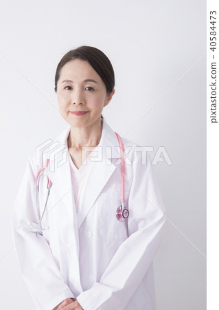 Medical image, middle-aged female doctor 40584473