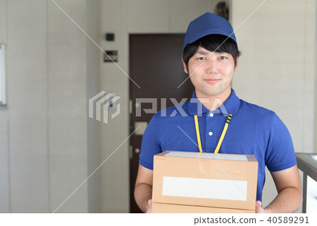 一個男人帶著微笑攜帶行李 一個男人帶著微笑攜帶行李 40589291