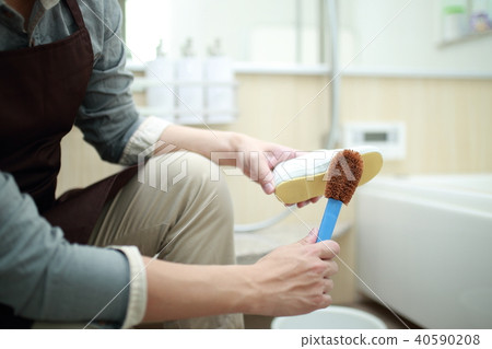 Mr. Husband (shoe shine housekeeping work bathroom place house 30s male papa Tashashi appliances apron cleanliness) 40590208