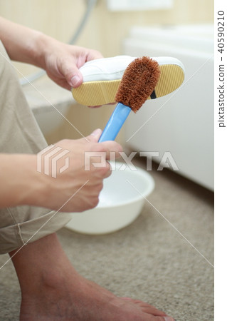 Mr. Husband (shoe shine housekeeping work bathroom place house 30s male papa Tashashi appliances apron cleanliness) 40590210